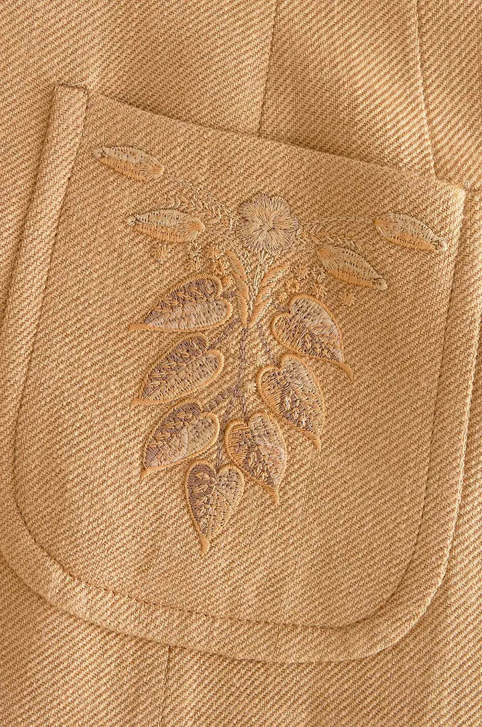 Blazer en sergé à boutonnage simple et broderies florales
