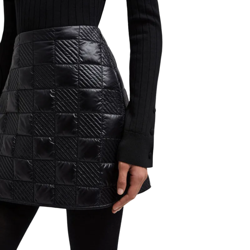 Mini jupe nylon noir motif damier matelassé