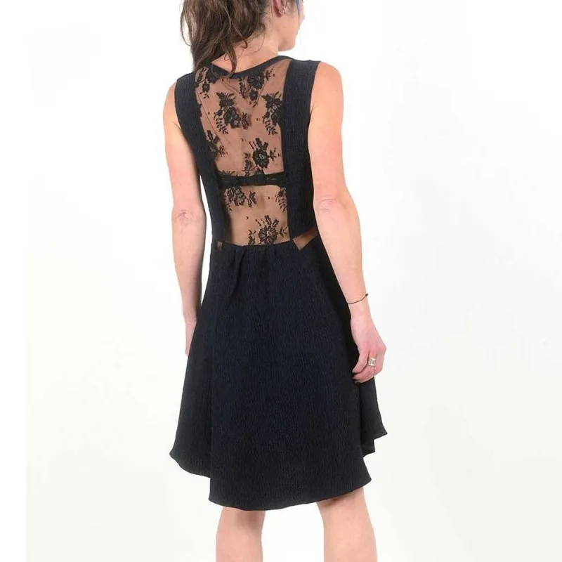 Robe bleue marine texturée sans manches, dos dentelle