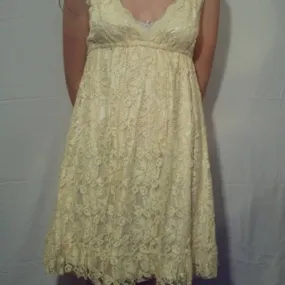 Robe courte en dentelle couleur jaune