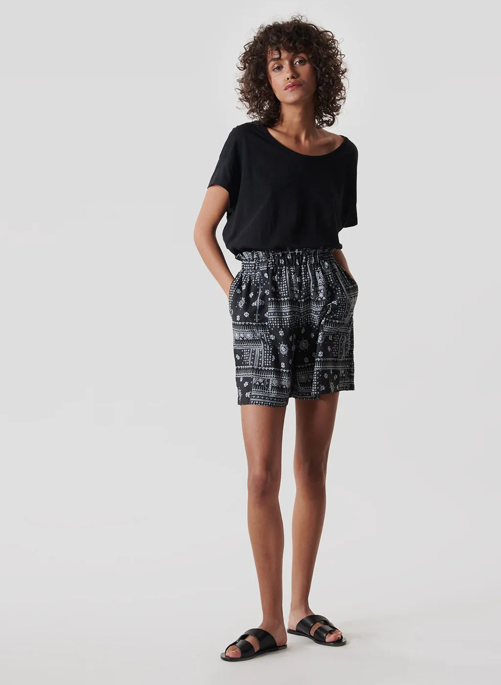 Short Mahara noir et blanc imprimé bandana